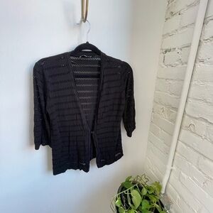 Layering cut-out clasp front cropped sleeve cardigan